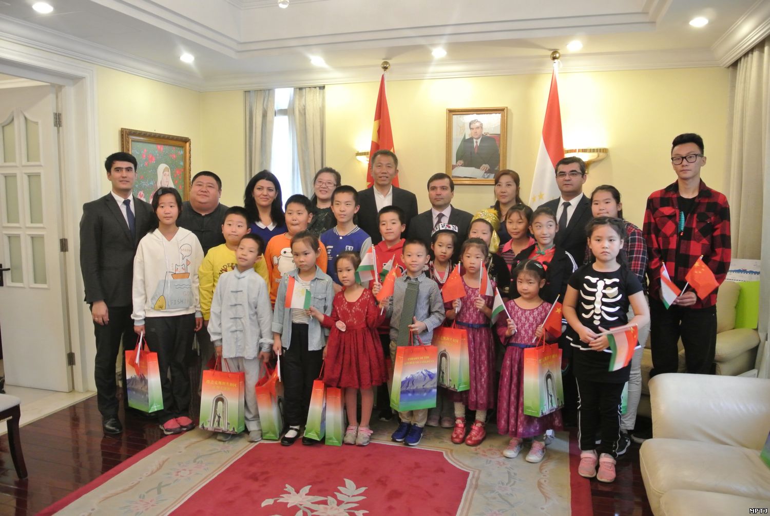 Китайские дети показали таджикским дипломатам Кунг-фу